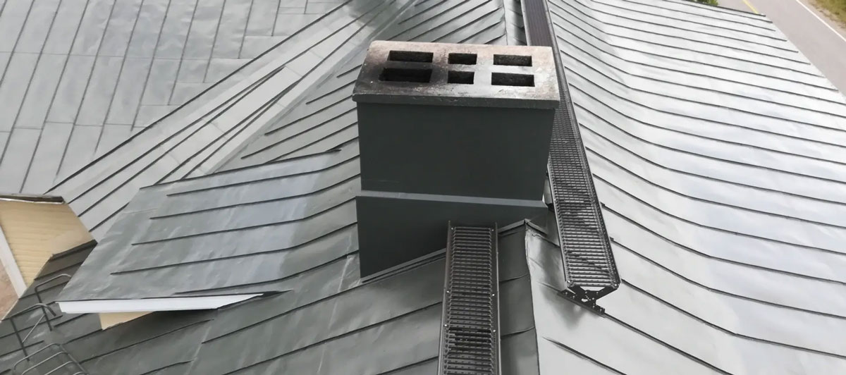 Peltikatto kymppiremonttien asentamana.